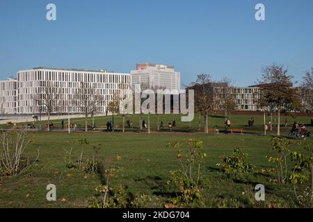 Berlin, Deutschland. 6.. November 2022. Die Menschen in Berlin laufen durch einen Park. Im Hintergrund ist das Gebäude der Charite zu sehen. Das Charite ist mit fast 3100 Betten eines der größten Universitätskliniken Europas. (Bild: © Michael Kuenne/PRESSCOV über ZUMA Press Wire) Stockfoto