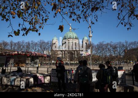 Berlin, Deutschland. 6.. November 2022. Berliner Dom am 6. November 2022 in Berlin. Der Fernsehturm ist im Hintergrund zu sehen. (Bild: © Michael Kuenne/PRESSCOV über ZUMA Press Wire) Stockfoto