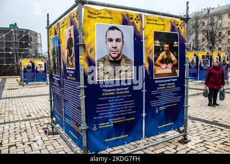 Asow-Regiment, Ausstellung „Engel der Mariupol“ in Kiew, der Hauptstadt der Ukraine. Die Ausstellung ist den Verteidigern der Asov-Einheit, WHO, gewidmet Stockfoto
