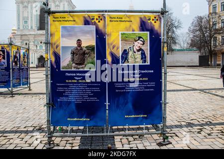 Asow-Regiment, Ausstellung „Engel der Mariupol“ in Kiew, der Hauptstadt der Ukraine. Die Ausstellung ist den Verteidigern der Asov-Einheit, WHO, gewidmet Stockfoto