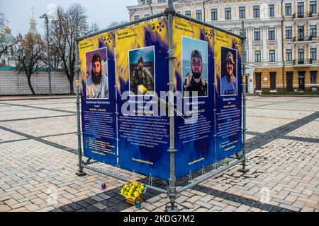 Asow-Regiment, Ausstellung „Engel der Mariupol“ in Kiew, der Hauptstadt der Ukraine. Die Ausstellung ist den Verteidigern der Asov-Einheit, WHO, gewidmet Stockfoto