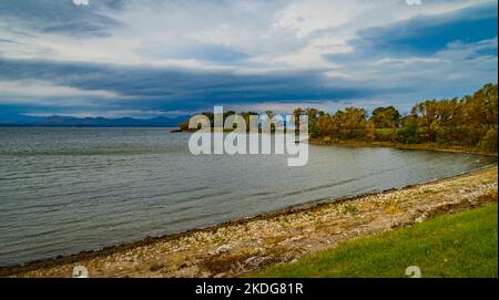 Herbst in Meach Cove am Lake Champlain, Vermont mit Adirondack Mountains, NY in der Ferne Stockfoto