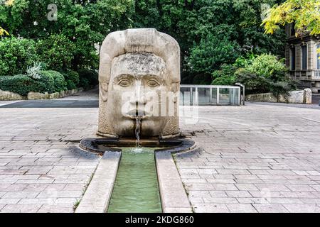 Eine Statue und ein Brunnen von Martial Raysse in der Nähe des Jardin de la Fountaine in Nímes, Frankreich. Stockfoto