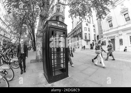 Londoner Telefonzelle in Schwarz-Weiß Stockfoto