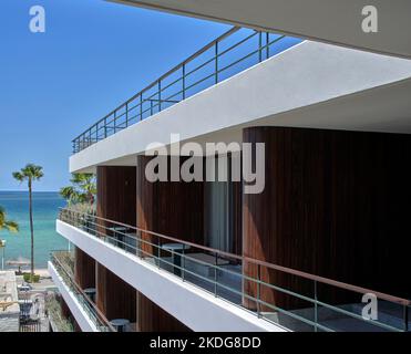 Seitenansicht. Hotel Baja Club, La Paz, Mexiko. Architekt: Max von Werz Architekten, 2021. Stockfoto
