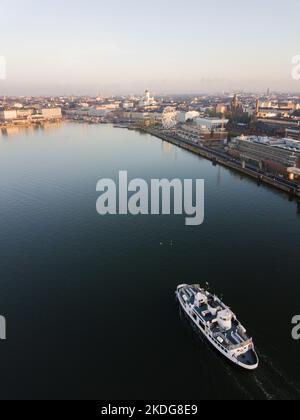 Die Fähre von der Festungsinsel Suomenlinna nähert sich dem Stadtzentrum von Helsinki in Finnland Stockfoto
