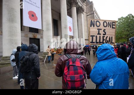 Demonstranten demonstrieren auf dem Manchester St. Peter's Square und fordern die Schließung des Manston Immigrationszentrums in der Nähe von Ramsgate in Kent. VEREINIGTES KÖNIGREICH. Charlie Taylor, Chefinspektor der Gefängnisse, sagte, dass eine Inspektion des Manston Short-term Holding Centers im Juli frühe Anzeichen von Risiken aufzeigte, die eintreten, einschließlich der weit längeren Haft von Asylbewerbern, als dies für den Standort angemessen war. Picture: Garyroberts/worldwidefeatures.com Stockfoto