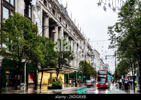 Die Straßenbeleuchtung in Oxford ist begrenzt und eingeschränkt, wie dieses Bild zeigt.die Energiekrise schreibt vor, dass weihnachtslichter erst in der Dämmerung beleuchtet werden Stockfoto