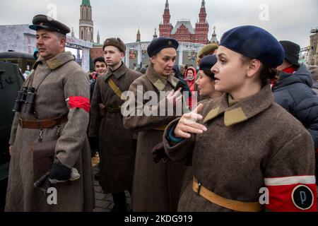 Moskau, Russland. 6.. November 2022 Performerfluchende sowjetische Armeeuniform Nehmen Sie an einem Freilichtmuseum Teil, das der Geschichte der Verteidigung Moskaus auf dem Roten Platz in Russland gewidmet ist. Die Ausstellung markiert den 81.. Jahrestag der Parade vom 7. November 1941 während der Schlacht von Moskau im Zweiten Weltkrieg. Nikolay Vinokurov/Alamy Live News Stockfoto