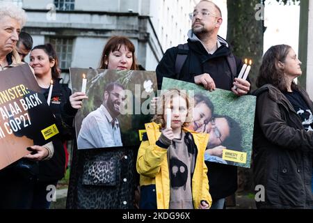 London, Großbritannien, November 6. 2022. Eine Mahnwache in der Downing Street, in der die Freilassung von Alas El-Fattah gefordert wird, um mit Cop27 zu münden. (Tennessee Jones – Alamy Live News) Stockfoto