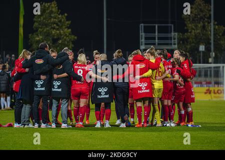 Frankfurt, Deutschland. 06.. November 2022. Frankfurt, Deutschland, November 6. 2022: 1. FC Köln tastet nach dem FLYERALARM Frauen-Bundesliga-Spiel zwischen Eintracht Frankfurt und 1. FC Köln im Stadion Brentanobad in Frankfurt am Main. (Norina Toenges/Sports Press Photo/SPP) Quelle: SPP Sport Press Photo. /Alamy Live News Stockfoto