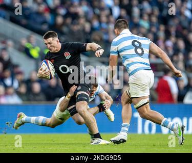 Twickenham, London, Großbritannien. 6.. November 2022; Twickenham, London, England: Herbst Series international Rugby England gegen Argentinien; Tom Curry von England wird angegangen Credit: Action Plus Sports Images/Alamy Live News Stockfoto