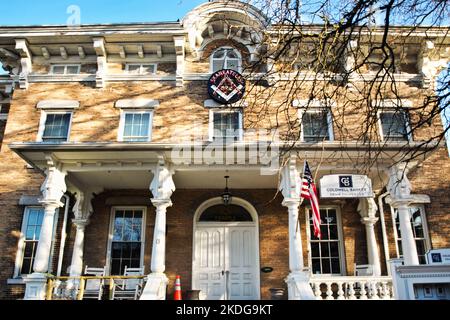 Skaneateles, New York, USA. 4. November 2022. Frontfassade des Skaneateles Freimaurertempels in der Genesee Street in der Stadt Skaneateles, New York Stockfoto