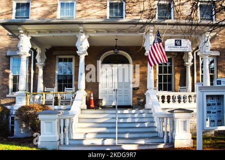 Skaneateles, New York, USA. 4. November 2022. Frontfassade des Skaneateles Freimaurertempels in der Genesee Street in der Stadt Skaneateles, New York Stockfoto