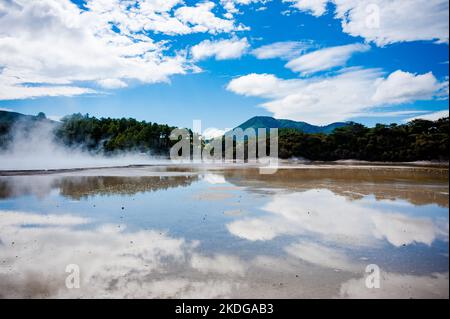 Wai-o-Tapu Rotorua New Zealand bunt gefärbte Felsen offenbaren sich unter dem Wasser im Champagne Pool Stockfoto