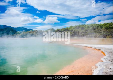 Wai-o-Tapu Rotorua New Zealand bunt gefärbte Felsen offenbaren sich unter dem Wasser im Champagne Pool Stockfoto