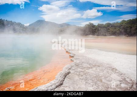 Wai-o-Tapu Rotorua New Zealand bunt gefärbte Felsen offenbaren sich unter dem Wasser im Champagne Pool Stockfoto