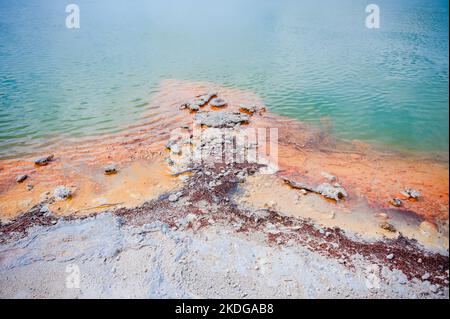 Wai-o-Tapu Rotorua New Zealand bunt gefärbte Felsen offenbaren sich unter dem Wasser im Champagne Pool Stockfoto