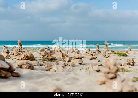 Gestapelte Steinhaufen am Strand von Praia de Atlanta Boa vista cape verde Stockfoto