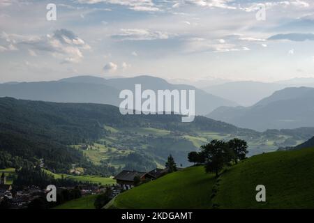 Blick von der Bergstadt Seis auf das Eisacktal bei Tageslicht in Südtirol Italien. Stockfoto