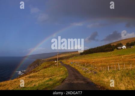 Regenbogen über Aultgrishan an der atlantischen Westküste Schottlands Stockfoto
