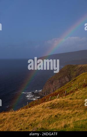 Regenbogen über Aultgrishan an der atlantischen Westküste Schottlands Stockfoto