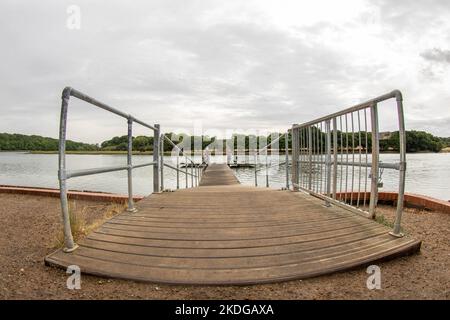 Der Ponton im River Hamble Country Park Hampshire England mit einer Fischaugenlinse aufgenommen Stockfoto