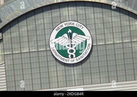 New York, NY - 29. Oktober 2022: Transferstation des New Yorker Gesundheitsministeriums entlang des East River von Manhattan Stockfoto