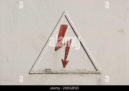 Dreieckiges Schild für veraltete Hochspannung. Gefahr Elektrische Gefahr Stockfoto