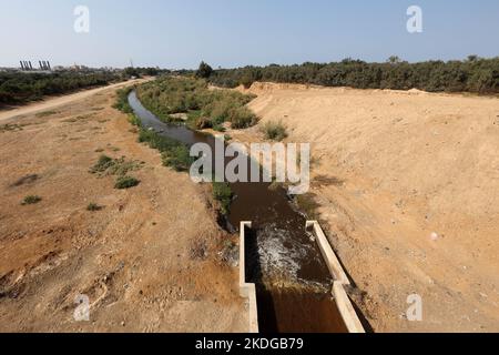 Gaza, Palästina. 6.. November 2022. Allgemeiner Blick von einer Brücke oben auf das Gaza-Tal im Dorf Al-Mograqa im Zentrum des Gazastreifens. Das UNDP plant, das Tal von Gaza vor dem Klimawandel zu retten, ein Naturschutzgebiet zu entwickeln und zu errichten, um die Verschmutzung zu überwinden, die das Pflanzenwachstum durch das Abwasser schädigt. (Bild: © Ahmed Zakot/SOPA Images via ZUMA Press Wire) Stockfoto