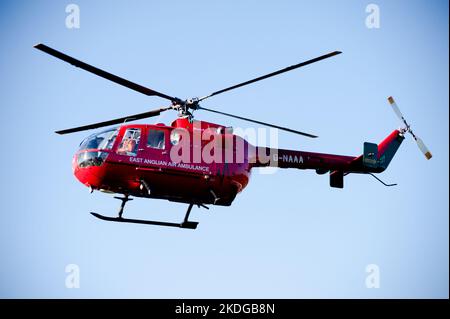 Cambridge, Großbritannien – 05. April 2011 – East Anglia Air Ambulance Emergency Response Helicopter fliegt über Cambridge während einer Ausstellung im Histon F Stockfoto