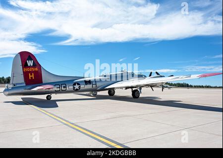 B17 Fliegender Fortress-Bomber Aluminium-bedecktes USAF-Kampfflugzeug aus dem 2. Weltkrieg, abgebildet in Flagstaff, Arizona, USA Stockfoto