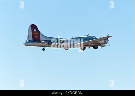 B17 Fliegender Fortress-Bomber Aluminium-bedecktes USAF-Kampfflugzeug aus dem 2. Weltkrieg, abgebildet in Flagstaff, Arizona, USA Stockfoto