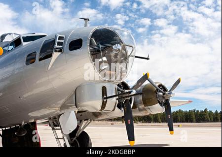 B17 Fliegender Fortress-Bomber Aluminium-bedecktes USAF-Kampfflugzeug aus dem 2. Weltkrieg, abgebildet in Flagstaff, Arizona, USA Stockfoto