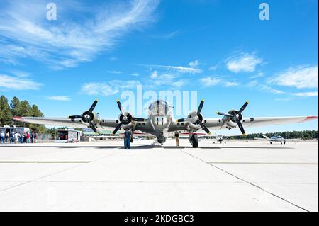 B17 Fliegender Fortress-Bomber Aluminium-bedecktes USAF-Kampfflugzeug aus dem 2. Weltkrieg, abgebildet in Flagstaff, Arizona, USA Stockfoto