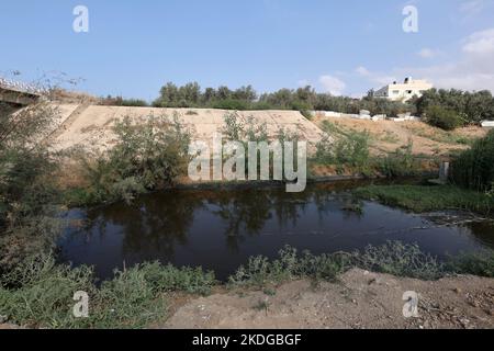 Gaza, Palästina. 6.. November 2022. Ein Blick auf das Gaza-Tal im Dorf Al-Mograqa im Zentrum des Gazastreifens. Das UNDP plant, das Tal von Gaza vor dem Klimawandel zu retten, ein Naturschutzgebiet zu entwickeln und zu errichten, um die Verschmutzung zu überwinden, die das Pflanzenwachstum durch das Abwasser schädigt. (Bild: © Ahmed Zakot/SOPA Images via ZUMA Press Wire) Stockfoto