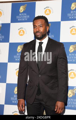 Akemnji Ndifornyen nimmt an den Royal Television Society Program Awards im Grosvenor House Hotel in London Teil Stockfoto