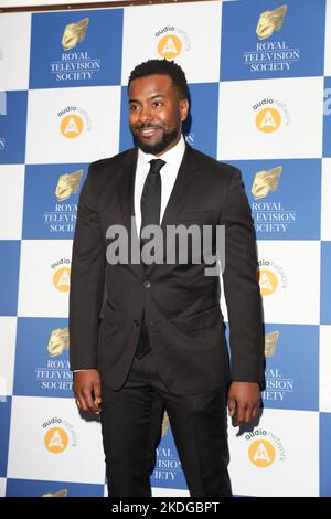 Akemnji Ndifornyen nimmt an den Royal Television Society Program Awards im Grosvenor House Hotel in London Teil Stockfoto