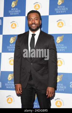 Akemnji Ndifornyen nimmt an den Royal Television Society Program Awards im Grosvenor House Hotel in London Teil Stockfoto