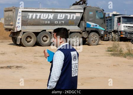 Gaza, Palästina. 6.. November 2022. Ein palästinensischer Mitarbeiter des UNDP wird auf dem Gelände des Gazastreifens im Dorf Al-Mograqa im Zentrum des Gazastreifens gesehen. Das UNDP plant, das Tal von Gaza vor dem Klimawandel zu retten, ein Naturschutzgebiet zu entwickeln und zu errichten, um die Verschmutzung zu überwinden, die das Pflanzenwachstum durch das Abwasser schädigt. (Bild: © Ahmed Zakot/SOPA Images via ZUMA Press Wire) Stockfoto