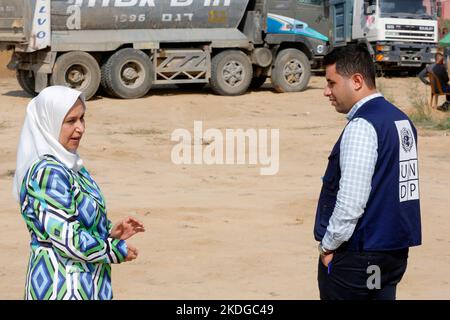 Gaza, Palästina. 6.. November 2022. Palästinensische Mitarbeiter des UNDP werden auf dem Gelände des Gazastreifens im Dorf Al-Mograqa im Zentrum des Gazastreifens gesehen. Das UNDP plant, das Tal von Gaza vor dem Klimawandel zu retten, ein Naturschutzgebiet zu entwickeln und zu errichten, um die Verschmutzung zu überwinden, die das Pflanzenwachstum durch das Abwasser schädigt. (Bild: © Ahmed Zakot/SOPA Images via ZUMA Press Wire) Stockfoto