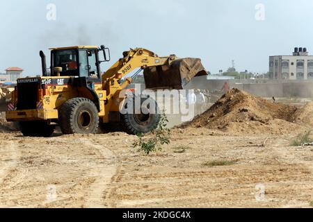 Gaza, Palästina. 6.. November 2022. Palästinensische Mitarbeiter des UNDP werden auf dem Gelände des Gazatals im Dorf Al-Mograqa im Zentrum des Gazastreifens gesehen. Das UNDP plant, das Tal von Gaza vor dem Klimawandel zu retten, ein Naturschutzgebiet zu entwickeln und zu errichten, um die Verschmutzung zu überwinden, die das Pflanzenwachstum durch das Abwasser schädigt. (Bild: © Ahmed Zakot/SOPA Images via ZUMA Press Wire) Stockfoto