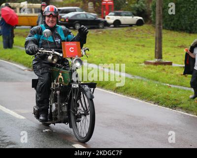 Staplefield, Großbritannien. 06.. November 2021. Während des historischen Veteran Car Run von London nach Brighton kämpfen die Teilnehmer in ihren Oldtimern gegen das Wetter. Der Lauf hat bei Sonnenaufgang vom Hyde Park in London aus gestartet und macht seine Reise nach Brighton an der Küste von Sussex. Quelle: Uwe Deffner/Alamy Live News Stockfoto