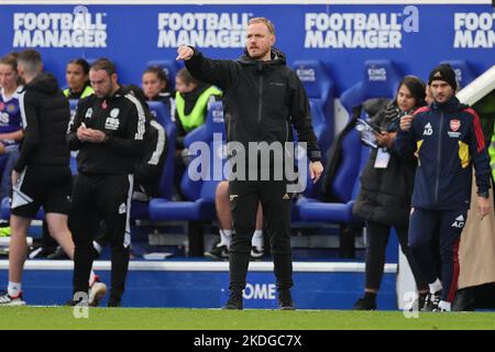 Leicester, Großbritannien. 06.. November 2022. Leicester, England, 6. 2022. November: Jonas Eideval (Arsenal Women Manager) Gesten während des Barclays FA Womens Super League-Spiels zwischen Leicester City und Arsenal im King Power Stadium in Leicester, England. (James Holyoak/SPP) Quelle: SPP Sport Press Photo. /Alamy Live News Stockfoto