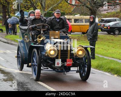 Staplefield, Großbritannien. 06.. November 2021. Während des historischen Veteran Car Run von London nach Brighton kämpfen die Teilnehmer in ihren Oldtimern gegen das Wetter. Der Lauf hat bei Sonnenaufgang vom Hyde Park in London aus gestartet und macht seine Reise nach Brighton an der Küste von Sussex. Quelle: Uwe Deffner/Alamy Live News Stockfoto