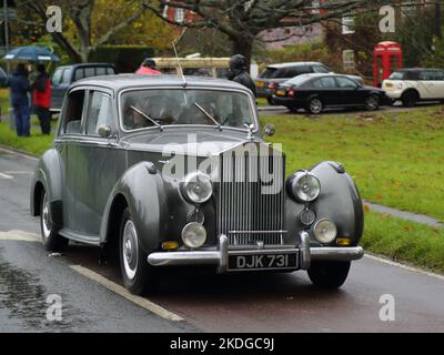 Staplefield, Großbritannien. 06.. November 2021. Während des historischen Veteran Car Run von London nach Brighton kämpfen die Teilnehmer in ihren Oldtimern gegen das Wetter. Der Lauf hat bei Sonnenaufgang vom Hyde Park in London aus gestartet und macht seine Reise nach Brighton an der Küste von Sussex. Quelle: Uwe Deffner/Alamy Live News Stockfoto
