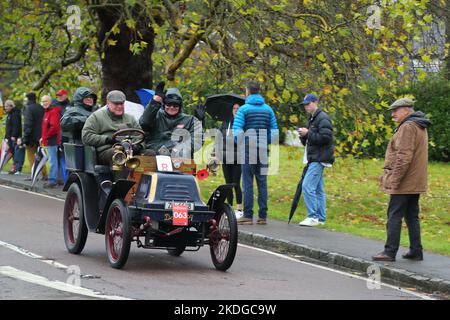 Staplefield, Großbritannien. 06.. November 2021. Während des historischen Veteran Car Run von London nach Brighton kämpfen die Teilnehmer in ihren Oldtimern gegen das Wetter. Der Lauf hat bei Sonnenaufgang vom Hyde Park in London aus gestartet und macht seine Reise nach Brighton an der Küste von Sussex. Quelle: Uwe Deffner/Alamy Live News Stockfoto