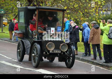 Staplefield, Großbritannien. 06.. November 2021. Während des historischen Veteran Car Run von London nach Brighton kämpfen die Teilnehmer in ihren Oldtimern gegen das Wetter. Der Lauf hat bei Sonnenaufgang vom Hyde Park in London aus gestartet und macht seine Reise nach Brighton an der Küste von Sussex. Quelle: Uwe Deffner/Alamy Live News Stockfoto