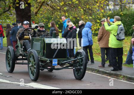 Staplefield, Großbritannien. 06.. November 2021. Während des historischen Veteran Car Run von London nach Brighton kämpfen die Teilnehmer in ihren Oldtimern gegen das Wetter. Der Lauf hat bei Sonnenaufgang vom Hyde Park in London aus gestartet und macht seine Reise nach Brighton an der Küste von Sussex. Quelle: Uwe Deffner/Alamy Live News Stockfoto