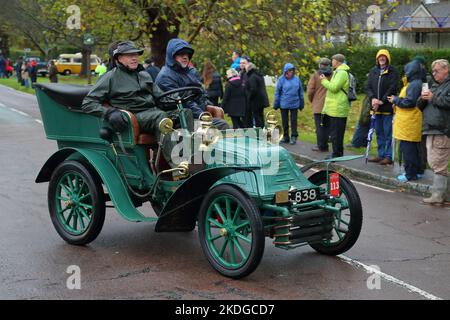Staplefield, Großbritannien. 06.. November 2021. Während des historischen Veteran Car Run von London nach Brighton kämpfen die Teilnehmer in ihren Oldtimern gegen das Wetter. Der Lauf hat bei Sonnenaufgang vom Hyde Park in London aus gestartet und macht seine Reise nach Brighton an der Küste von Sussex. Quelle: Uwe Deffner/Alamy Live News Stockfoto